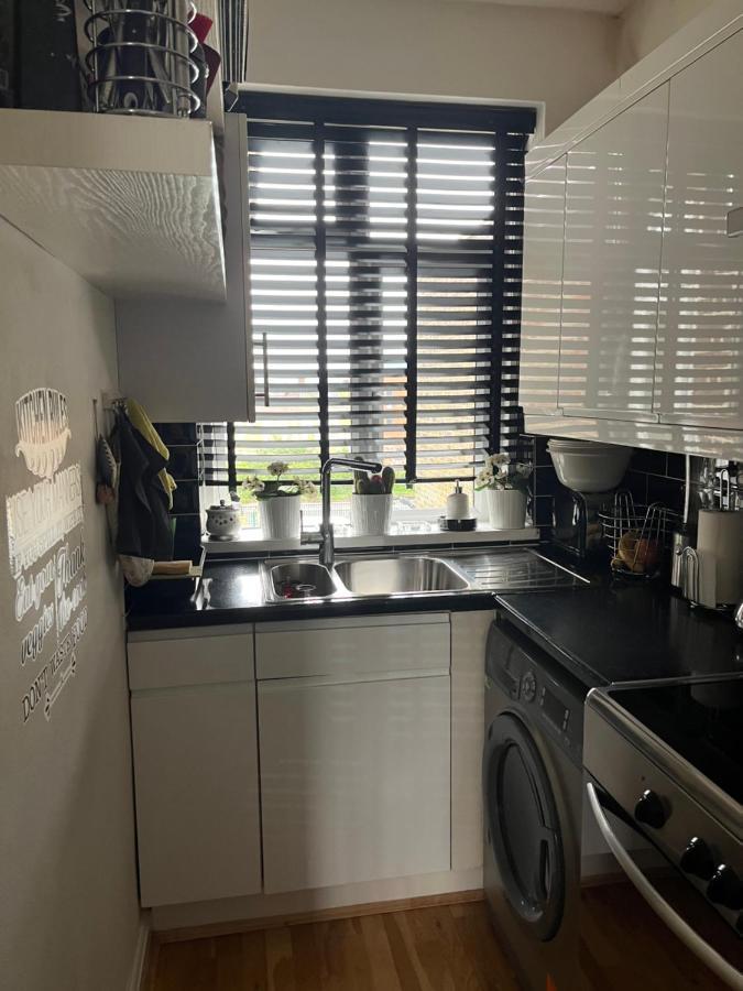 Lovely 2-Bedroom Apartment In Zone 2 Londres Exterior foto